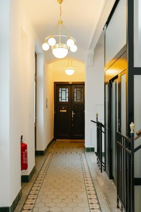 Classy In Josefstadt Perfect For 4-6 Appartement Wenen
