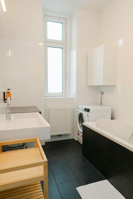 Appartement Classy In Josefstadt Perfect For 4-6 Wenen
