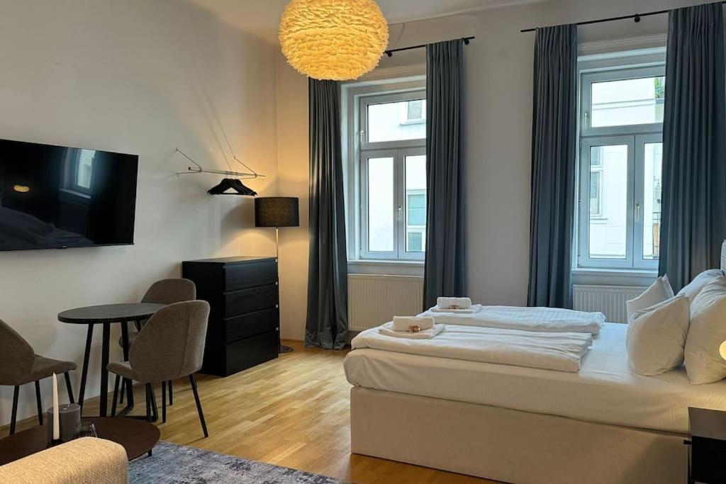 Classy In Josefstadt Perfect For 4-6 Appartement