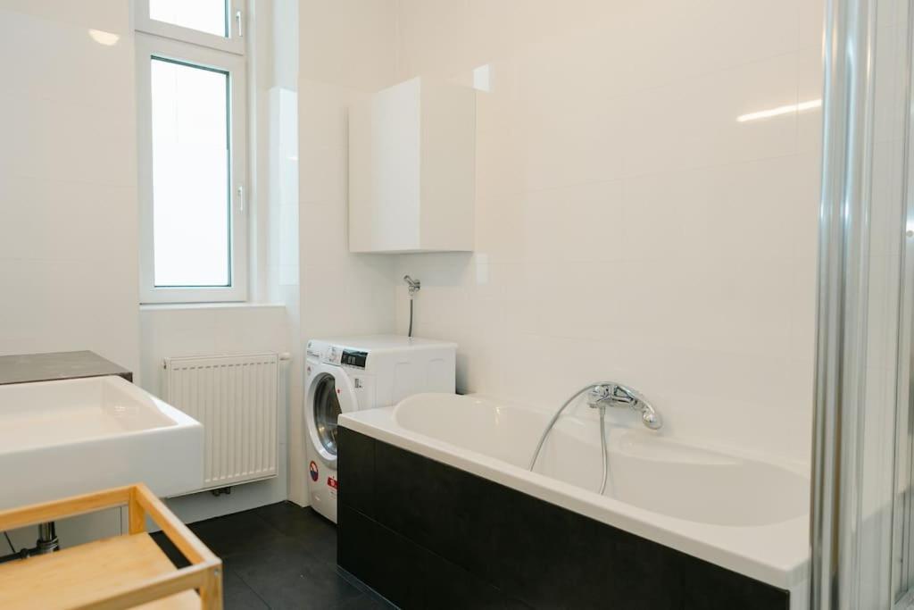 Classy In Josefstadt Perfect For 4-6 * Wenen